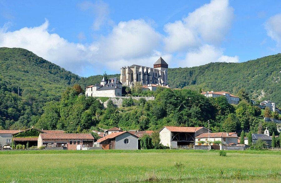 Uitzicht op Saint-Bertrand-de-Comminges en de kathedraal, een must-see tijdens een verblijf op een camping in Haute-Garonne.