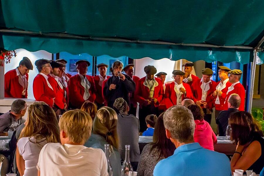 Een gezellige avond met een lokaal volksdansgezelschap in traditionele klederdracht op een camping in de Pyrénées-Atlantiques, voor een echte duik in de Baskische cultuur.