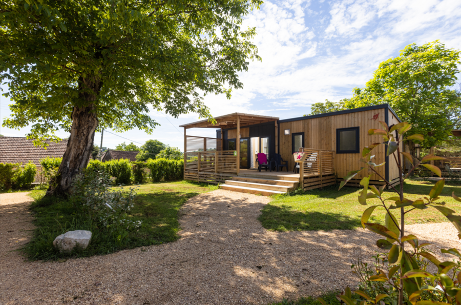 Moderne Houten Stacaravan met Terras en Weelderige Tuin