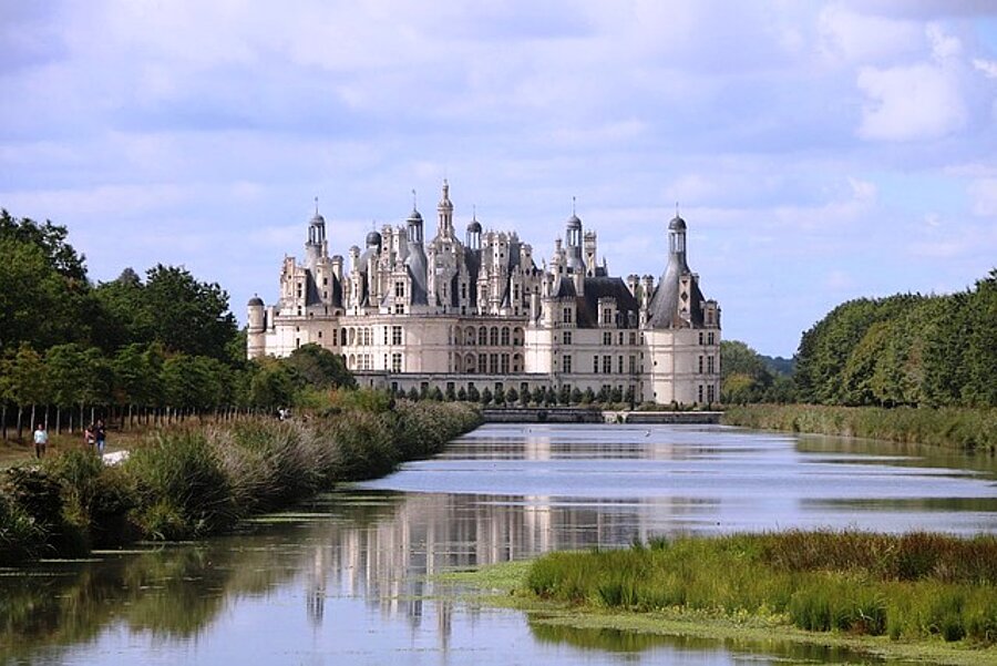 Uitzicht op het majestueuze kasteel van Chambord, omringd door groen, iconisch voor de Loirekastelen.