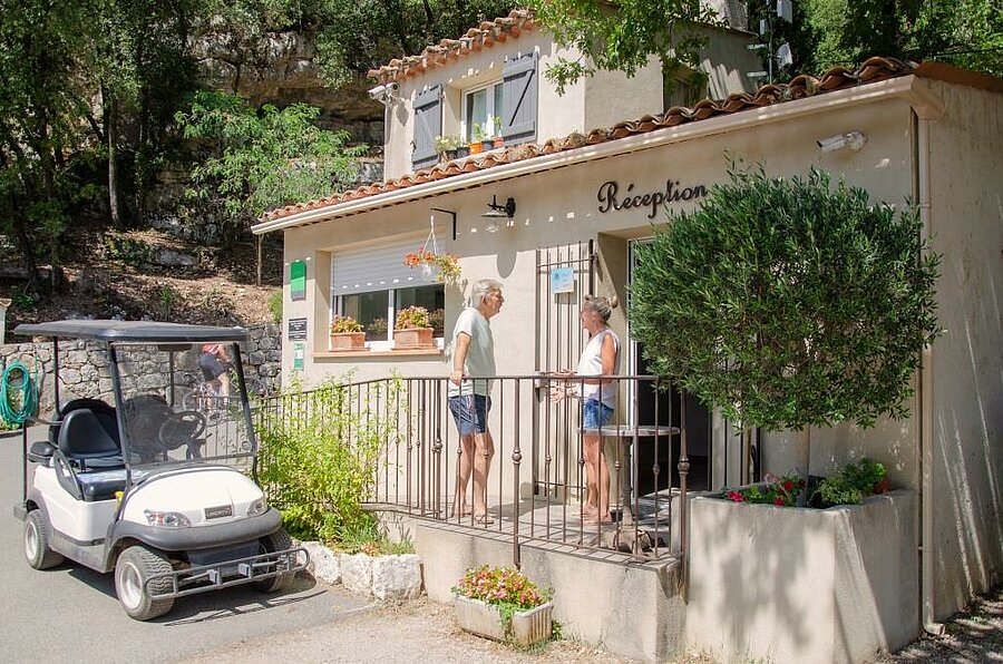Hartelijk welkom aan de receptie van een camping in de regio PACA, met een typisch natuurlijk decor en persoonlijke service voor een gezellig verblijf.