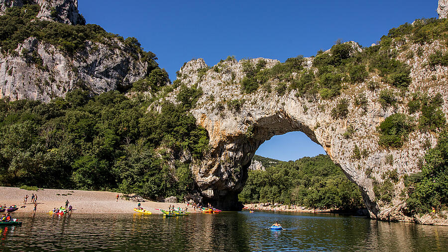 Kano's aan de voet van de Pont d'Arc in Vallon Pont d'Arc, een iconische locatie van de Gorges de l'Ardèche nabij natuurcampings.