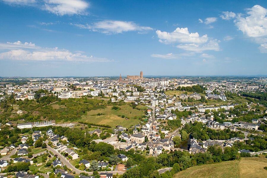 Panoramisch uitzicht op Rodez en zijn kathedraal, ideaal vertrekpunt vanaf de camping om Occitanië te ontdekken.