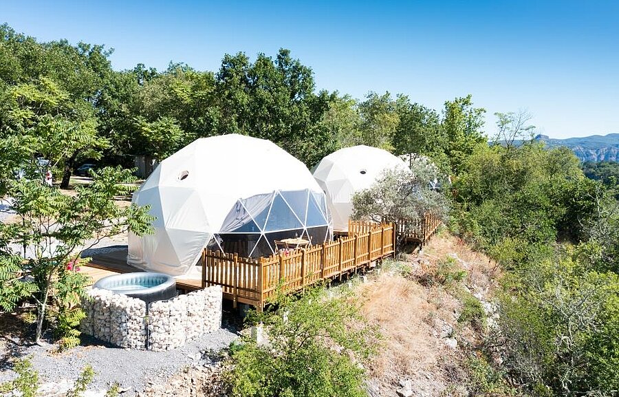 Bijzondere accommodatie in een geodetische koepel met privé-spa op een camping vlakbij Vallon Pont d'Arc, voor een verblijf in de natuur met comfort.