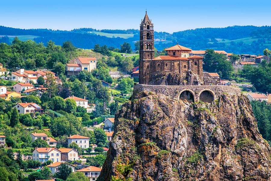 Rots Saint-Michel met kapel boven de daken van Le Puy en Velay, vlak bij de camping
