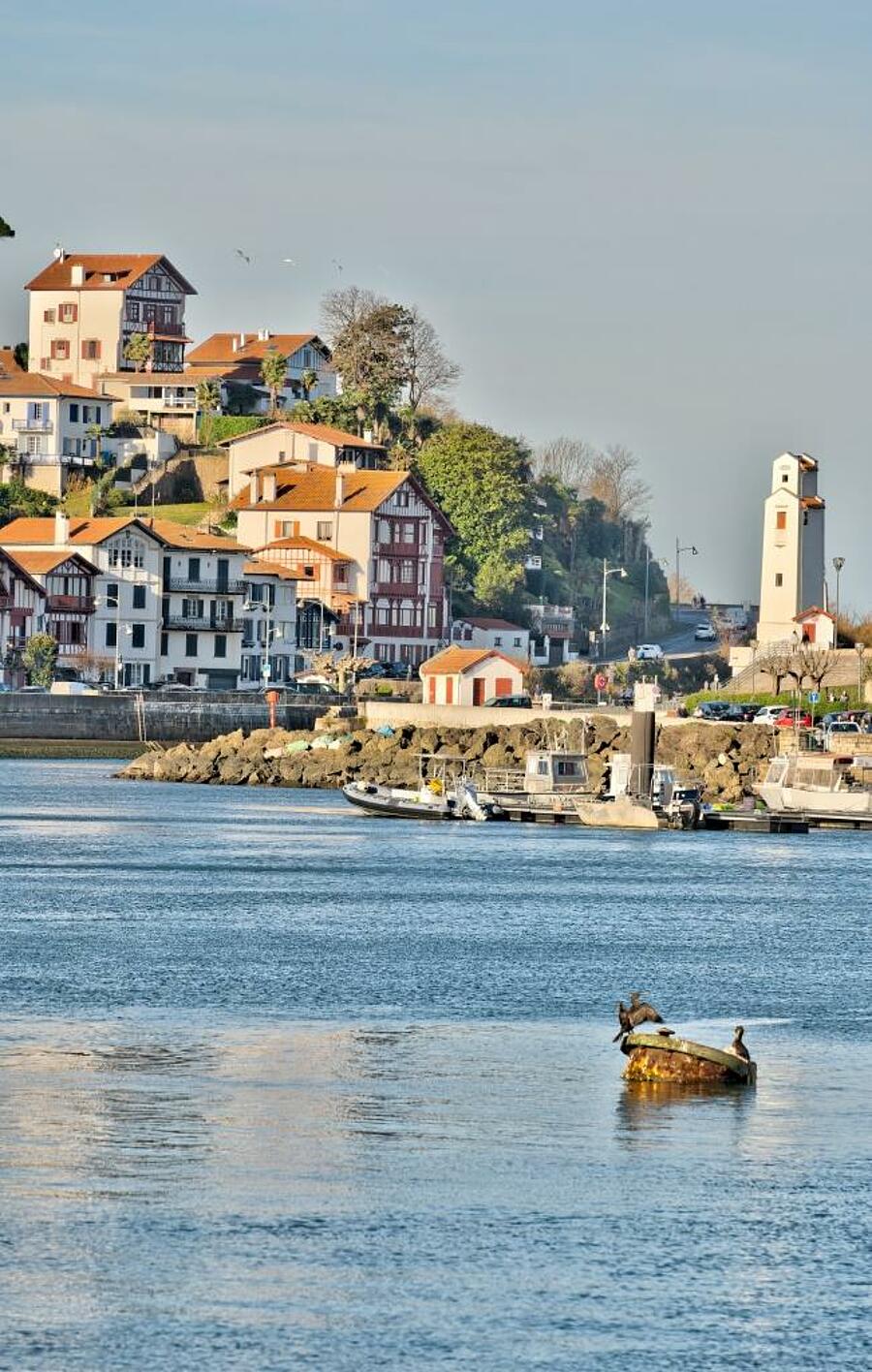 Pittoresk uitzicht op Saint-Jean-de-Luz, Ciboure, een typisch dorp aan de baskische kust in de Pyrénées-Atlantiques, met vakwerkhuizen en een haven aan zee.