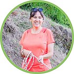 [Translate to Néerlandais:] vacancière reposée après une semaine dans un mobil-home fonctionnel avec terrasse couverte, au cœur d’un camping calme et agréable.