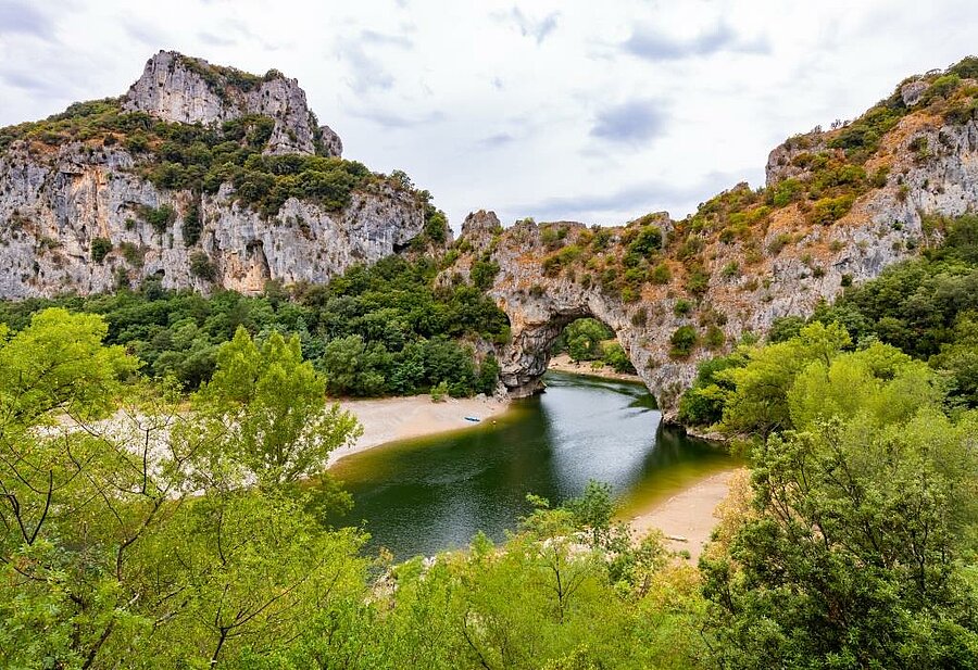 Uitzicht op de Pont d’Arc en de Gorges de l’Ardèche, een iconisch natuurlandschap dicht bij campsite Salavas.