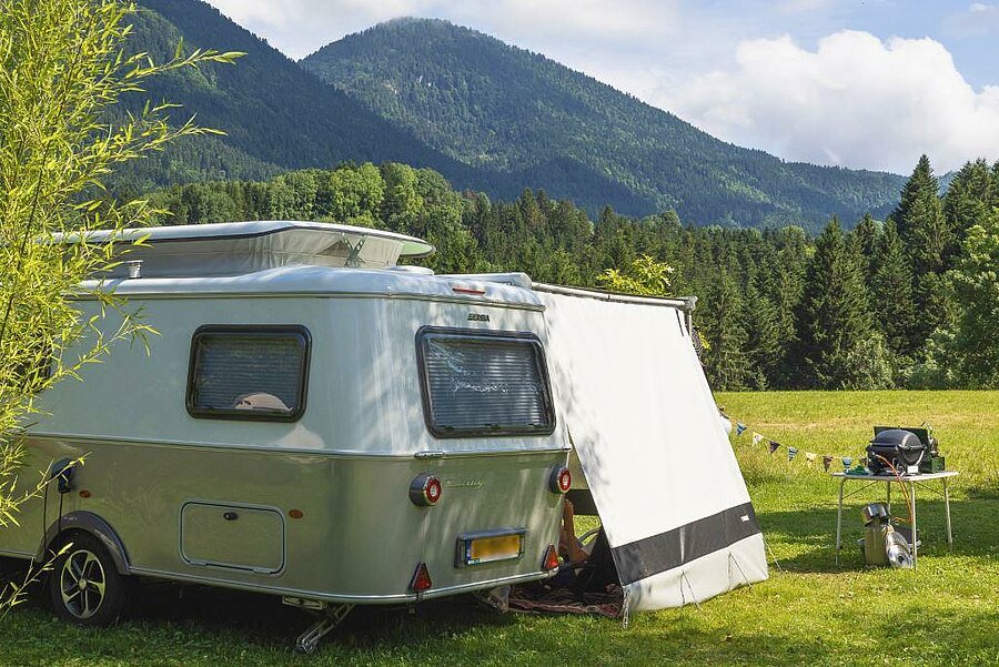 Camper op een camperplaats met uitzicht op de Alpen, midden in de natuur. Ideaal voor een rustige en verkwikkende vakantie.