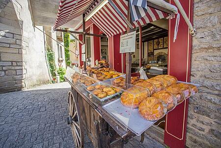 Traditionele voorgevel van een winkel in Bretagne die lokale specialiteiten zoals kouign aman aanbiedt.