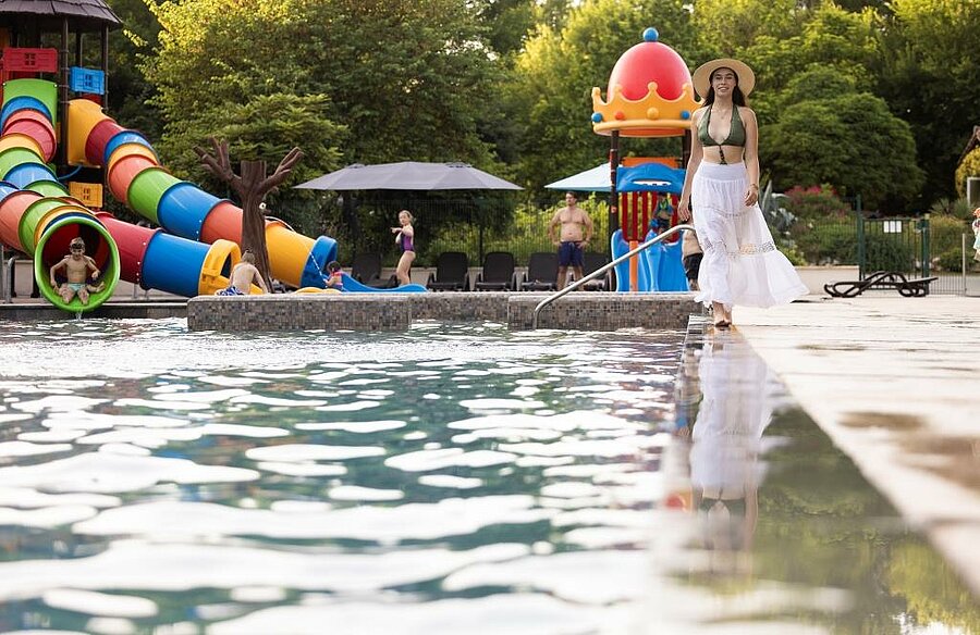 Kinderen spelen bij een stacaravan op een gezinsvriendelijke camping in de Pyreneeën, ideaal voor actieve vakanties