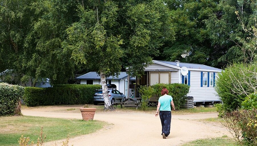 Stacaravan op groene camping bij Paimpol, comfortabel verblijf voor een rustige vakantie in Bretagne.