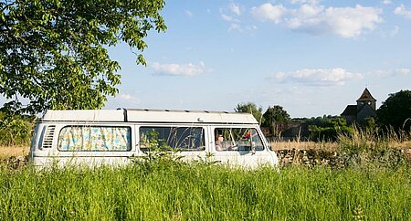 [Translate to Néerlandais:] Voyage en van au cœur de la nature, illustrant l’esprit de liberté et les avantages du programme carte fidélité camping Camping Tour.