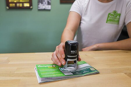 [Translate to Néerlandais:] Départ au camping avec validation de la carte fidélité Camping Tour, illustrant son fonctionnement simple et rapide.