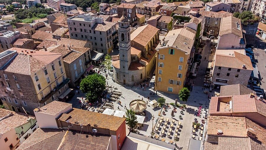 Luchtfoto van het historische centrum van Porto-Vecchio met kerk en levendige straatjes in het hart van Zuid-Corsica.