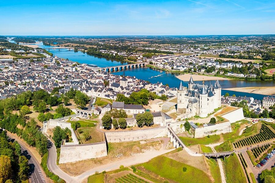Luchtfoto van Saumur met het kasteel boven de Loire, kunst- en historische stad om te ontdekken tijdens een Camping Saumur vakantie.