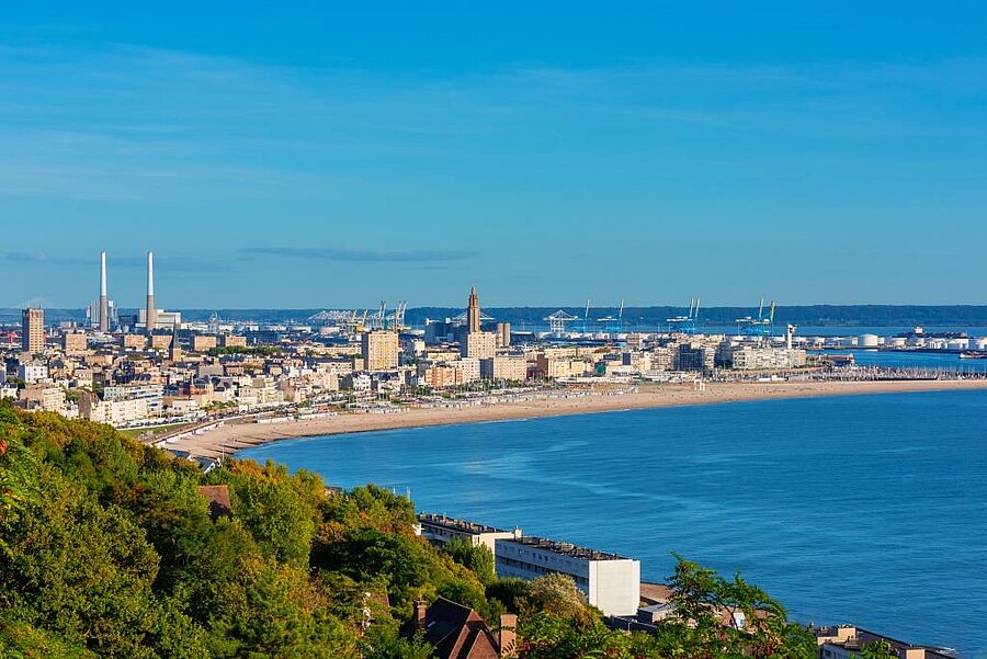Panoramisch uitzicht op Le Havre met het strand, de boulevard en de haven aan de Normandische kust.