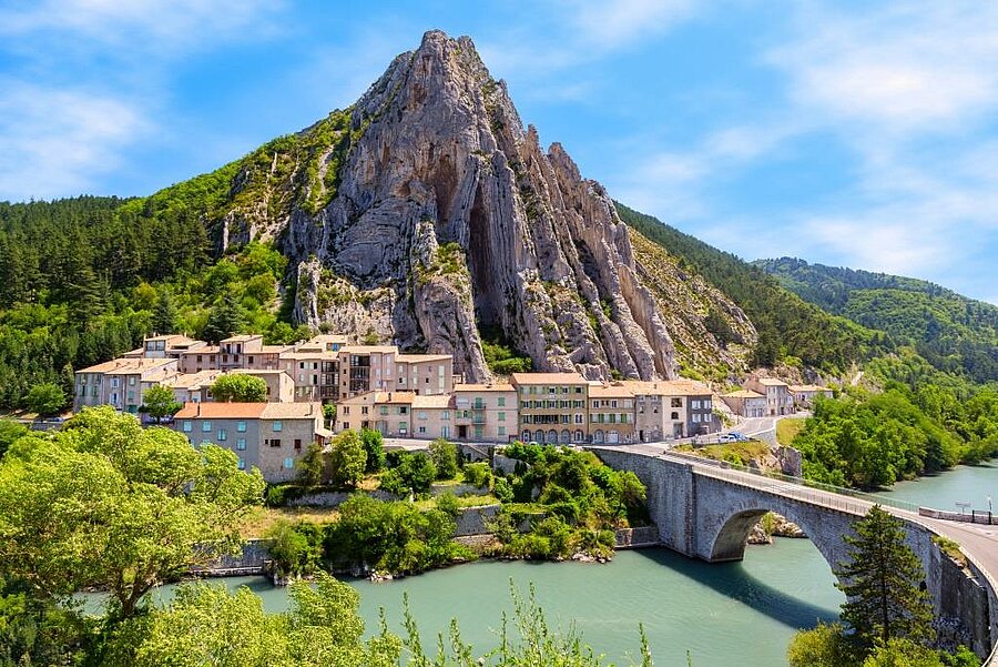 Zicht op Sisteron, een iconische plaats langs de Route Napoléon, tussen rivier en bergen, ideaal voor een verblijf op een camping langs de Route Napoléon.