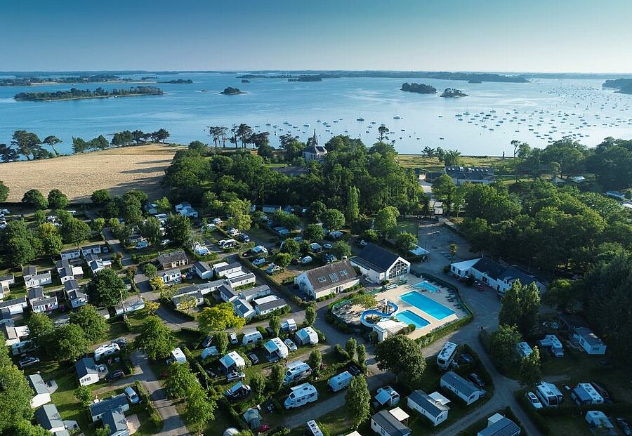 Luchtfoto van een 4-sterrencamping met zwembad vlak bij de kust en eilanden in Frankrijk.