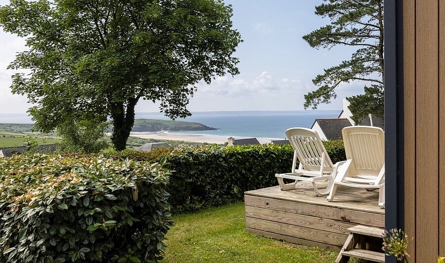 Terras met ligstoelen aan zee, dicht bij Douarnenez, volledig uitgeruste accommodatie op een campsite in Bretagne.