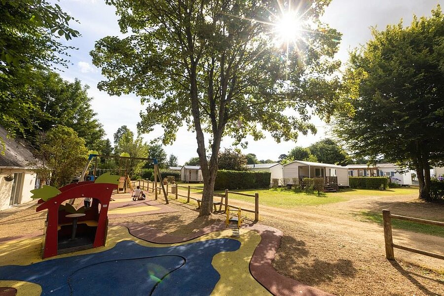 Speeltuin en stacaravans op camping Le Neptune in Lanloup, gezinscamping nabij Saint-Brieuc, ideaal voor kinderen.