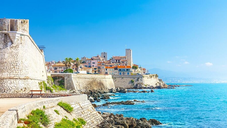 Vestingwerken en oude stad van Antibes aan de Middellandse Zee, culturele bestemming tijdens een verblijf op Camping Antibes.