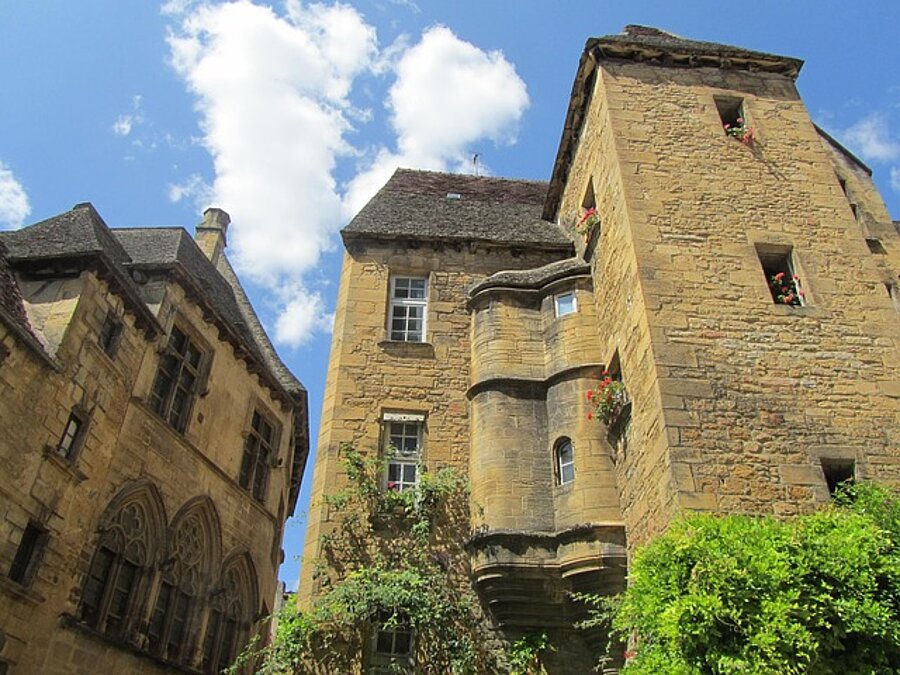 Uitzicht op de middeleeuwse stenen gebouwen van Sarlat, het historische hart van de Périgord, vlak bij uw camping in Sarlat voor een verblijf tussen natuur en erfgoed.