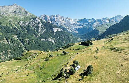 Alpenlandschap met weides en chalets, ideaal voor een kampeervakantie in de natuur