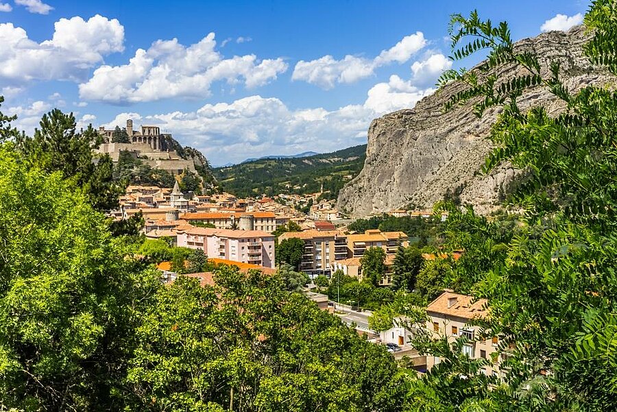 Panoramisch uitzicht op Sisteron en zijn citadel, omringd door bergen in de Alpes-de-Haute-Provence, een ideale bestemming om de regio te verkennen vanaf de camping.