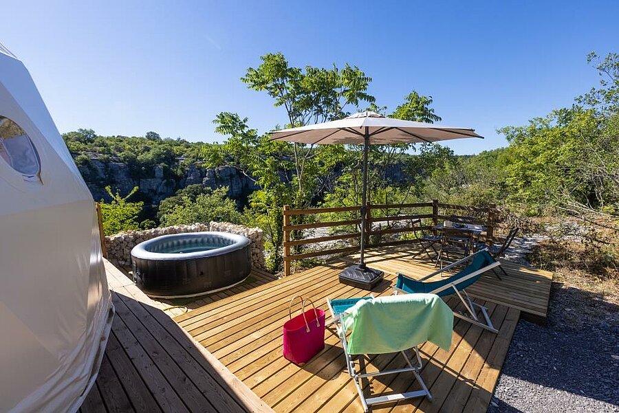 Geodetische koepels op de klif bij Balazuc, glamping met adembenemend uitzicht op de Ardèchevallei.