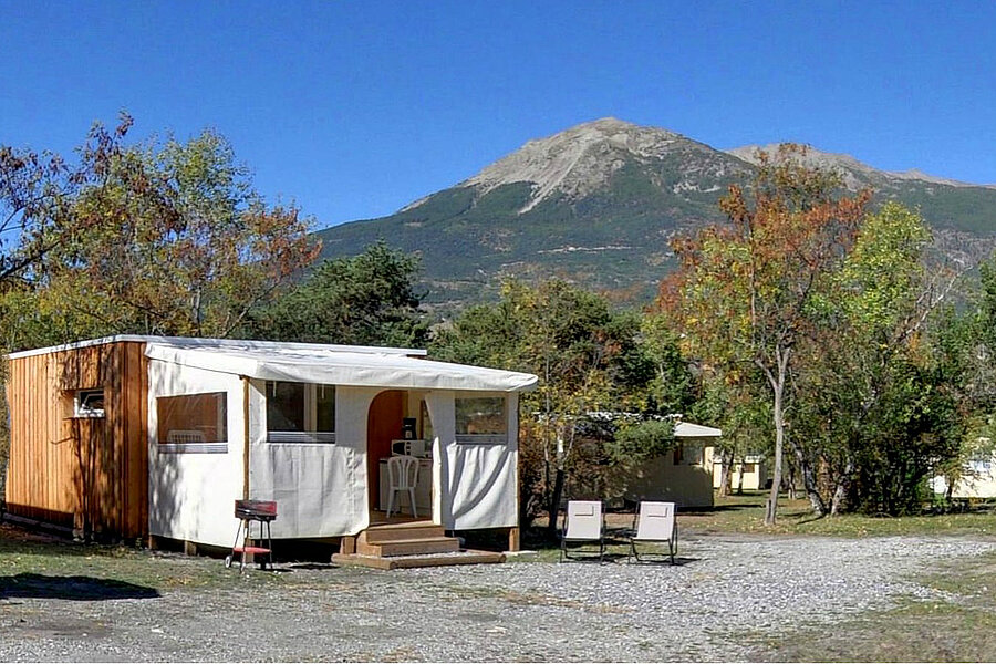 [Translate to Néerlandais:] Mobil-home du camping Le Petit Liou à Baratier, face aux sommets des Hautes-Alpes