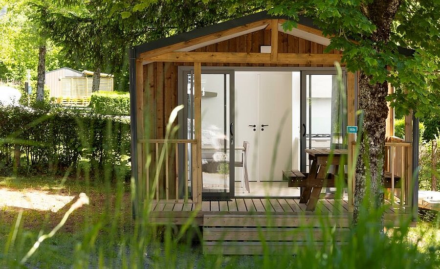 Houten chalet tussen de bomen, ideaal voor een comfortabele natuurvakantie op de camping in Murol.