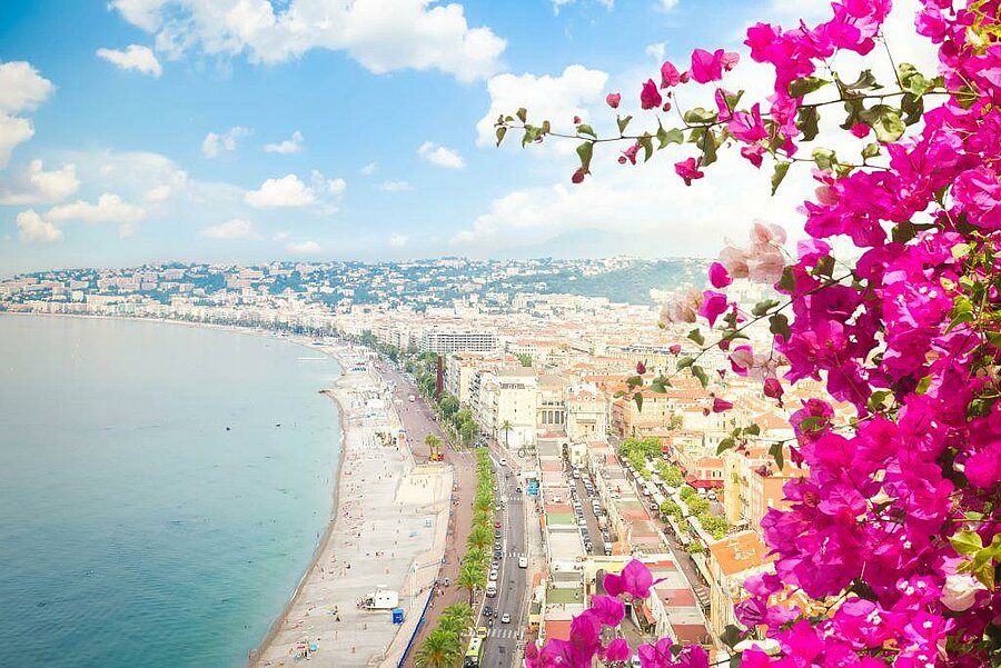 Panoramisch uitzicht op Nice en de Promenade des Anglais, ideaal voor een verblijf op een charme camping in de Alpes-Maritimes tussen zee en cultuur.