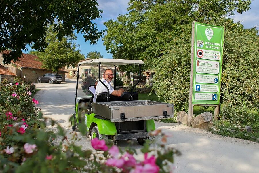 Een warm welkom op de charme camping bij Rocamadour, met een persoonlijke service en een gemoedelijke sfeer voor een onvergetelijke vakantie in de Lot.