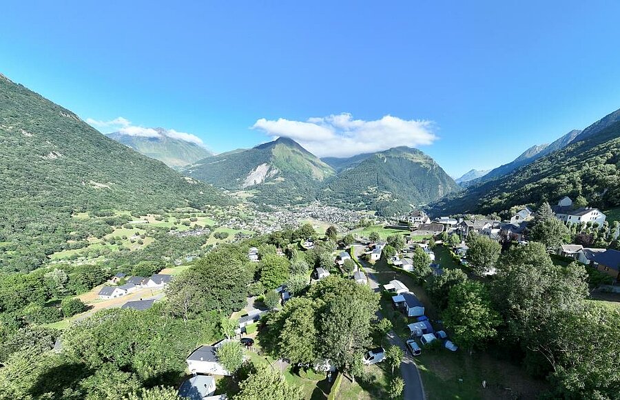 Luchtfoto van een charme camping in een dal in de Pyreneeën, ter illustratie van de campingkaart van Frankrijk volgens landschappen.
