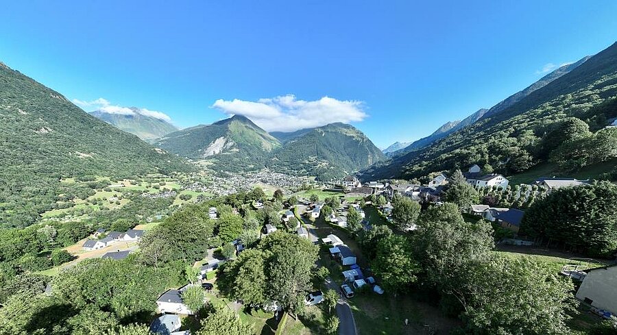 Luchtfoto van Luz-Saint-Sauveur in een Pyreneeënvallei, bergdorp om te ontdekken tijdens een Camping Luz-Saint-Sauveur verblijf.