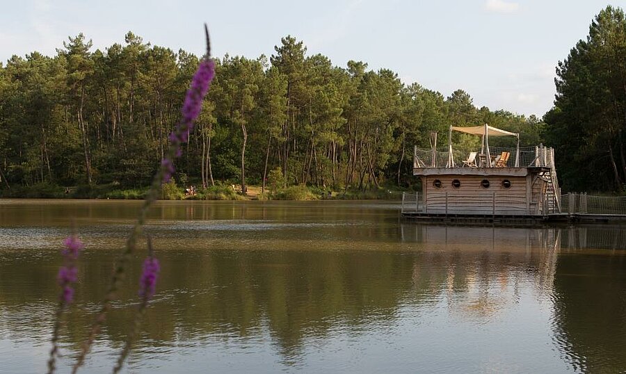 Unieke accommodatie aan een meer midden in het bos vlakbij Bergerac, ideaal voor een originele vakantie op een campsite in de Périgord