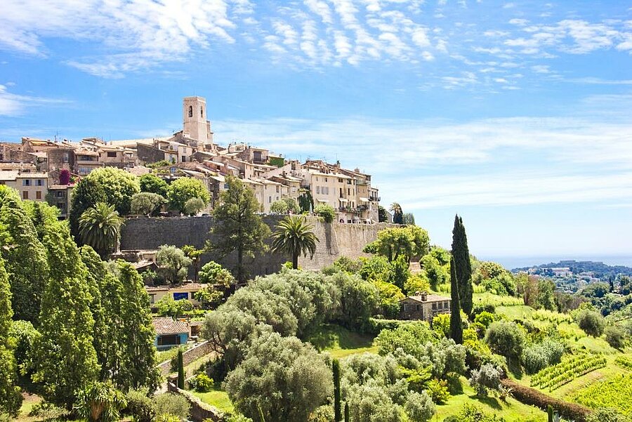 Bergdorpje Saint-Paul-de-Vence aan de Côte d’Azur, omgeven door groen, met uitzicht op de Middellandse Zee