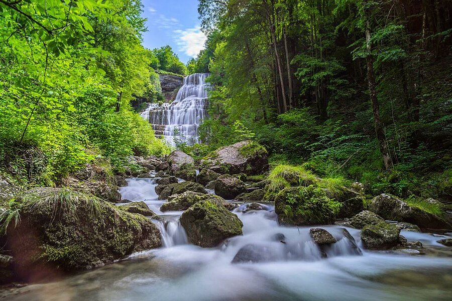 Uitzicht op de Hérisson-watervallen, omringd door bos – een iconische natuurplek tijdens een verblijf op een campsite in de Jura.