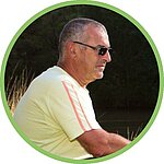 [Translate to Néerlandais:] vacancier séduit par un camping bien situé pour explorer les beautés du Lot, avec hébergements confortables et activités nature.