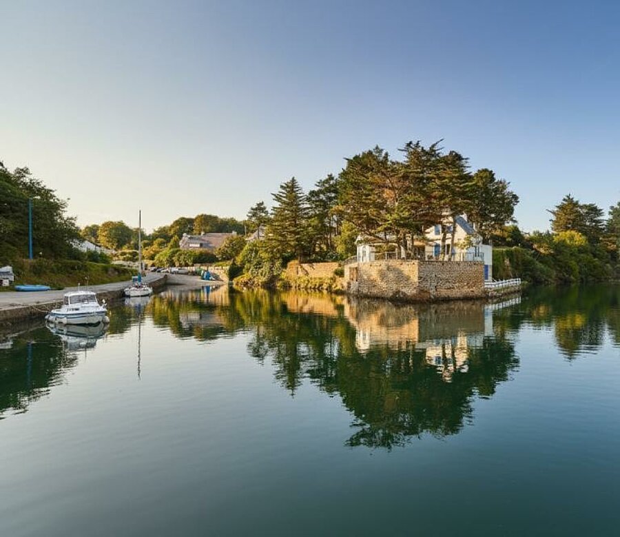 Uitzicht op een kleine vissershaven in Moëlan-sur-Mer, in Finistère.