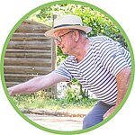 enthousiaste vakantieganger na een verblijf op een goed uitgeruste charme camping met tal van activiteiten en een warm onthaal.