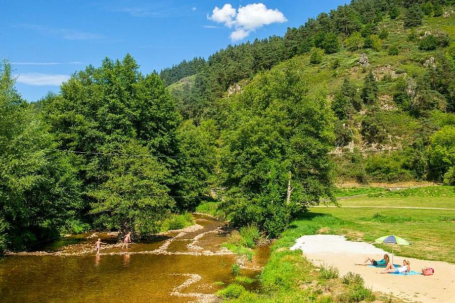 Gezin Geniet van de Rivier en de Rust van de Oevers