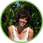 [Translate to Néerlandais:] vacancière enchantée par un séjour multi-hébergements (gîtes, mobil-homes, tentes) dans un camping accueillant, idéal pour des vacances en groupe.