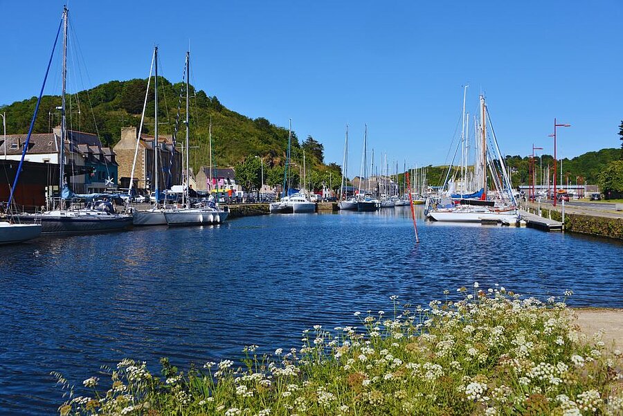 Jachthaven van Saint-Brieuc met zeilboten en levendige kades, mooie ontdekking tijdens een campingverblijf nabij de stad.