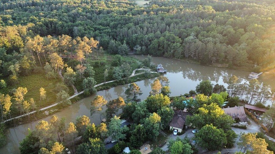 Luchtfoto van een camping bij Saint-Émilion met een meer en bos, rustige en familiale sfeer voor een Camping Saint-Émilion vakantie.