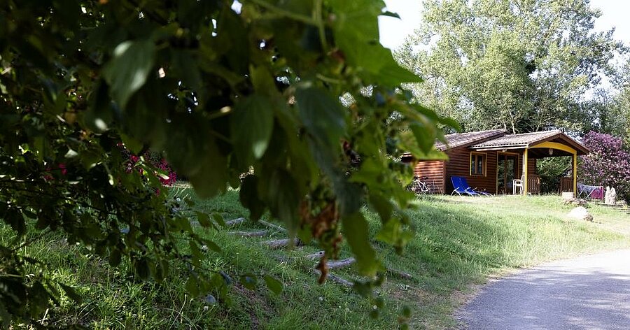 Houten chalet in het hart van een camping in Haute-Garonne, een ideale accommodatie voor een vakantie midden in de natuur.