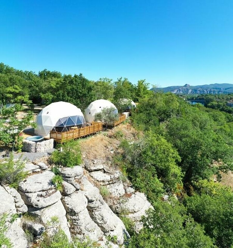 Unieke geodetische koepelaccommodaties met panoramisch uitzicht op de natuurlijke landschappen van Auvergne-Rhône-Alpes, perfect voor een bijzondere kampeerervaring.
