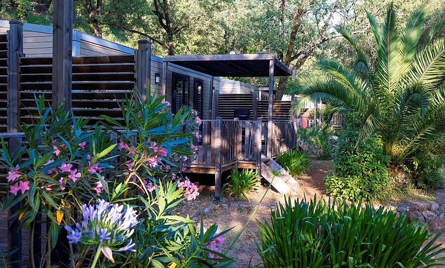 Moderne mobilhome midden in het groen op een camping bij Cannes, comfortabele en rustige Camping Cannes accommodatie.