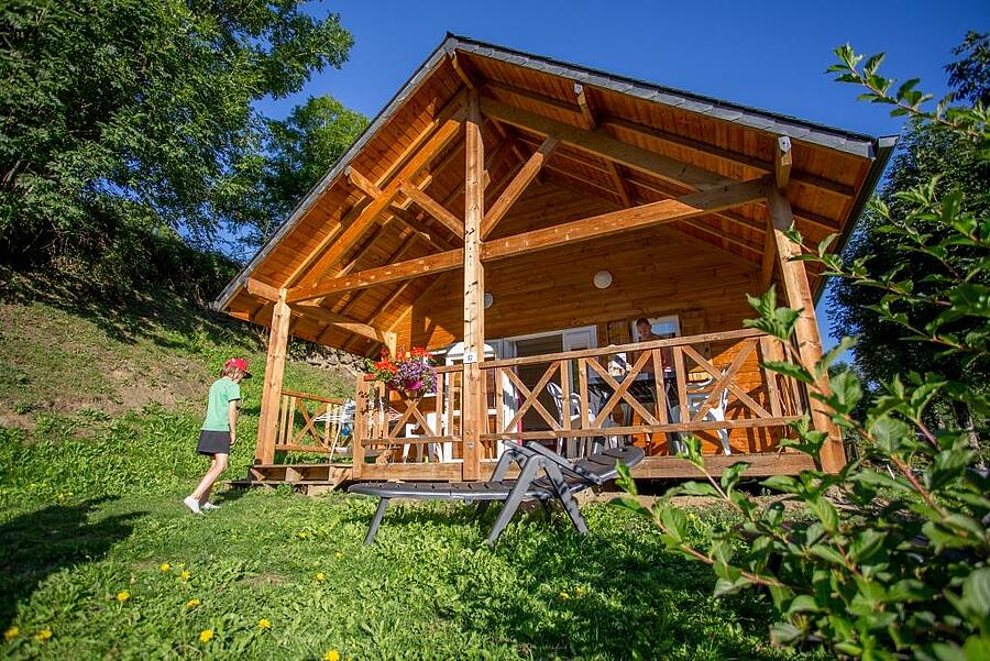 Comfortabele en ruime houten chalet op een camping in de Pyrénées-Atlantiques, omringd door groen. Ideaal voor een familievakantie midden in de natuur.